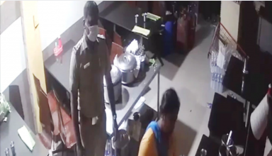 होटल में खाना खा रहे लोगों पर पुलिस ने बरसाये डंडे, घटना हुई CCTV में कैद