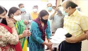 रेमडेसिविर इंजेक्शन के लिये सीएमओ के पैरों मे गिरकर गिड़गड़ाती रही मां, इकलौते बेटे ने तोड़ा दम
