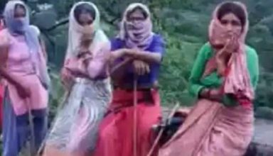 कोराना से बचाव के लिये बदनाम गांव की महिलाओं ने संभाली मोर्चा , लाठी के दम पर पूरा इलाका किया सील