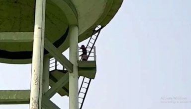 फिल्म ‘शोले’ का वीरू बना प्रेमी , पानी की टंकी पर चढ़कर कहा – शादी करा दो ,नहीं तो दे दूंगा जान