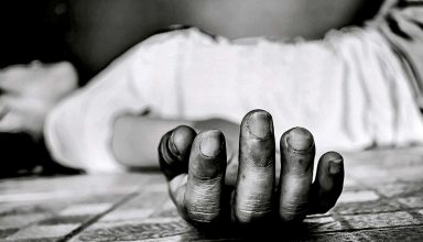 फंदे से झूल कर महिला ने की खुदकुशी, मां के शव पर खेलते रहे जुड़वा बच्चे, आवाज ना सुनकर रोने लगे, फिर…