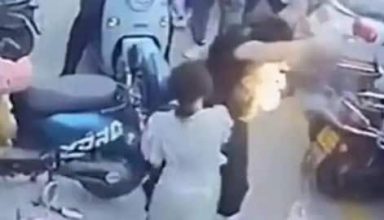 सड़क पर चल रहे युवक के बैग से अचानक धधक उठा आग का गोला, VIDEO देखकर चौंक उठेंगे
