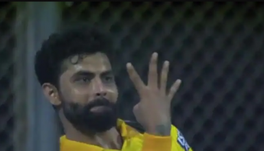 IPL 2021: जडेजा ने एकबार फिर अपने फील्डिंग से टीम को जिताया, कैच लेने के बाद लगाया फोन, जानें किसे किया ये इशारा