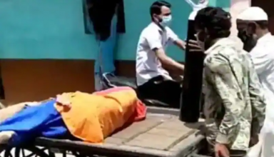 कोरोना का कहर: पत्नी के तड़पने पर पति ने ठेले पर लगाया ऑक्सीजन, रोते हुए चल पड़ा…