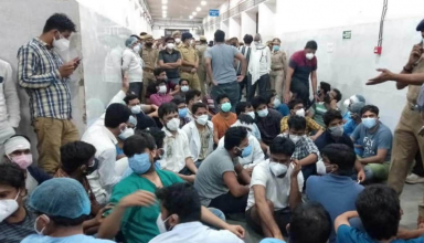 इलाज के दौरान इंस्पेक्टर की मां की मौत, डॉक्टर पर रॉड से हमला, नाराज डॉक्टरों ने SRN में किया हड़ताल