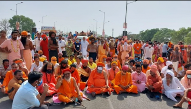 शाही स्नान में साधू संत हुए नाराज़, समय पर घाट खाली न होने से बढ़ा गुस्सा
