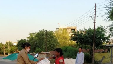 पुलिसकर्मी मधु मलिक गरीबों की बनी मसीहा, नवरात्र व्रत के साथ बांट रही गरीब महिलाओं-बच्चों को खाने का सामान