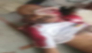 खून से सनी कुल्हाड़ी लेकर थाने पहुंचा युवक , कहा – मैनें गांव के फौजी को काट डाला