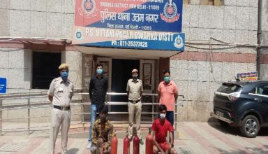 ऑक्सीजन सिलेंडर बताकर लोगों को बेच रहे थे Fire Extinguisher, पुलिस ने किया गिरफ्तार