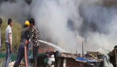 नोएडा की झुग्गियों में लगी भीषण आग, देखते ही देखते 500 घर जलकर हुए राख, कई मासूम अंदर फंसे