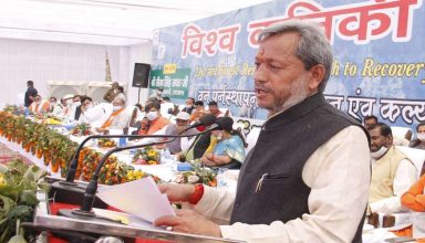 सीएम तीरथ की फिसली जुबान, कहा-बनारस में भी लगता था कुंभ