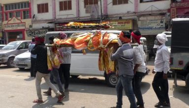 अपनों ने छोड़ा साथ, शवों को कंधा देकर पैसे कमा रहे हैं मजदूर