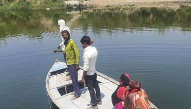 UP Panchayat Chunav: गांव की सरकार चुनने के लिए मतदाताओं ने  नाव से पार की पांडु नदी, दो किमी पैदल चलकर पहुंचे मतदान केंद्र