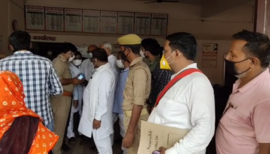 SDM,CO ने बैठक के नाम पर जमकर उड़ाई कोविड गाइडलाइन की धज्जियां, बिना सोशल डिस्टेंसिंग की मीटिंग