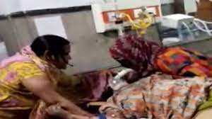 महामारी में अंधविश्वास का बोलबाला, मरीज का ऑक्सीजन मास्क हटाकर कोविड वार्ड में पूजा-पाठ करती रहीं महिलाएं