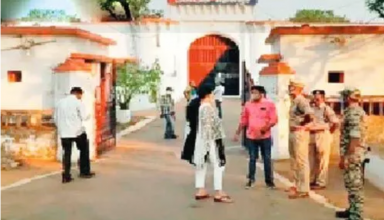 जेल की बाउंड्री वाल फांदकर फिल्मी स्टाइल में भागे 5 कैदी, 50 फीट की ऊंची दीवार पर नहीं था करंट
