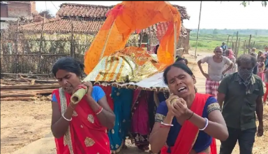 गांव वालों ने नहीं दिया कंधा तो बेटियों ने निभाया बेटों का फर्ज, किया मां का अंतिम संस्कार