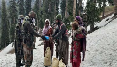 JK : 11000 फुट की ऊंचाई पर फंसे खानाबदोश परिवार की सैन्यकर्मियों ने की मदद, 24 घंटे की चढ़ाई कर पहुंचाया खाना