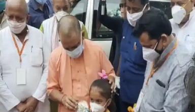 CM योगी ने संक्रमित परिवार से की मुलाकात, गांव से निकलते समय एक बच्ची ने गुलाब का फूल देकर कही ये बात
