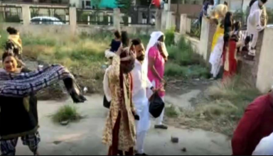 गाइडलाइन का उल्लंघन कर हो रही थी शादी, मौके पर पहुंची पुलिस तो दीवार फांदकर भागे दूल्हा-दुल्हन