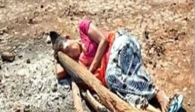 एक ऐसी मां जिसने बेटे की चिता की राख को बनाया अपना बिछौना, याद आती तो सिसकते हुए वहीं सो जाती