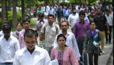 केंद्र ने घटाईं सरकारी भर्तियां, लोग बोले- केवल कमाई के लिए भरवाते हैं फॉर्म