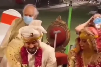 मंत्र पढ़ते-पढ़ते थक गये पंडित तो दूल्हा-दुल्हन खेलने लगे गेम, लोग बोले- ‘बस यही बाकी था’ – देखें Viral Video