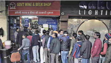 UP में शराब की दुकान खुलते ही लोगो की लगी लंबी कतार, शराब प्रमियों ने कहा-कोरोना भगाने का कारगर तरीका