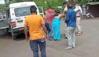 बिना मास्क घूम रही महिला को पुलिस ने टोका, करने लगी बदसलूकी, मारा पुलिस ने मारा थप्पड़, फिर महिला ने भी जड़ा तमाचा और…