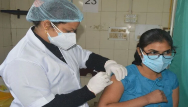 यूपी में अगले हफ्ते से इन 17 नगर निकायों के 18+ वालों को लगेंगे टीके, सरकार ने चार करोड़ टीके के लिए ग्लोबल टेंडर जारी किया