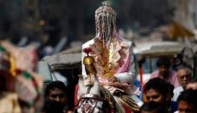 दहेज के लालची दूल्हे को लौटना पड़ा बिना दुल्हन वापस, हुई जूतों की बरसात, बारात बना बंधक, फिर…