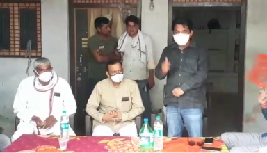 कोरोना महामारी के इस संकट में भी अपने क्षेत्र में पहुंचे जिला पंचायत सदस्य राकेश यादव, लोगो को कर रहे सचेत