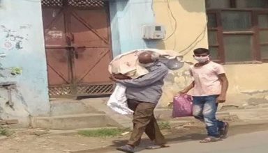 शर्मनाक : जिले में 100 से ज्यादा ऐंबुलेंस होने के बावजूद भी किसी ने नहीं की पिता की मदद, बेटे का शव कंधे पर लेकर पैदल चला पिता