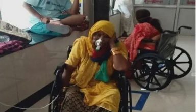 मिसाल! बूढ़ी अम्मा से नहीं देखा गया 40 वर्षीय युवक का असहनीय दर्द, छोड़ दिया बेड और खुद बैठ गई व्हीलचेयर पर, फिर…