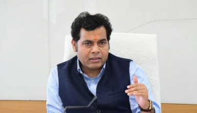 कोरोना के बढ़ते मामलों के बीच उर्जा मंत्री श्रीकांत शर्मा ने किया मेरठ का दौरा, कहा-लापरवाही बरतनें वाले अधिकारी को बख्शा नहीं जायेगा