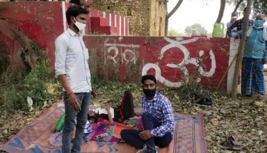 तबीयत बिगड़ी तो ऑक्सीजन के लिए पीपल के पेड़ के नीचे जाकर लेट गए मरीज