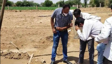 पैर फिसलने से 90 फीट गहरे बोरवेल में गिरा 4 साल का बच्चा, बचाने के लिए अंदर डाला गया आक्सीजन और कैमरा