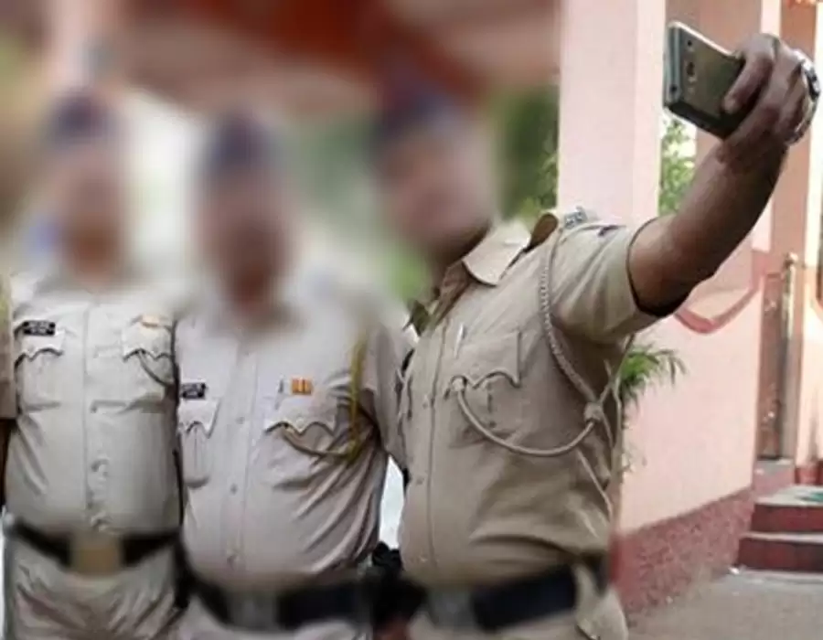 बिहार में ड्यूटी के दौरान पुलिसकर्मी नहीं इस्तेमाल कर सकेंगे मोबाइल फोन, लगा दी गई रोक