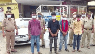 चंदौली पुलिस की बड़ी कार्रवाई, घर में ही तैयार कर रहे थे शराब, बोतल देखकर लगता था असली