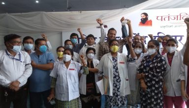 रामदेव एलोपैथी विवाद: उत्तराखंड में प्राइवेट के साथ अब सरकारी डॉक्टर भी हुए आंदोलन में शामिल, सफेद पट्टी बांधकर किया जमकर प्रदर्शन