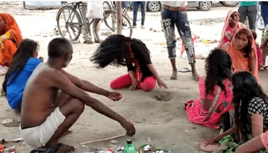 गंगा के घाट पर बाल बिखेर चिल्लाती महिलाएं, देशभर के तांत्रिकों का लगा मेला, ‘भूत भगाने’ को कई शहरों से आए लोग