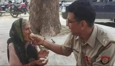 बेघर बुजुर्ग महिला को बैठकर अपने हाथ से खिलाया खाना