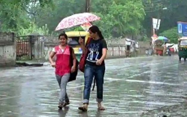 देवभूमि उत्तराखंड में बारिश बनी आफत, पांच जिलों में भारी बारिश का रेड अलर्ट