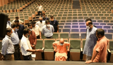 प्रधानमंत्री मोदी के संभावित दौरे से पहले वाराणसी पहुंचे CM योगी, अधिकारियों को दिए निर्देश