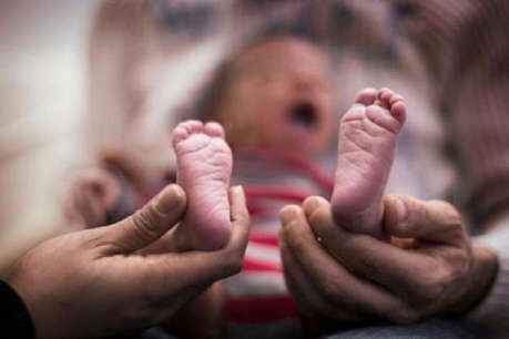 Delhi में सामने आई Nurse की घिनौनी हरकत, CCTV फुटेज में दिखी 2 महीने के मासूम को पीटती; टूटी हाथ की हड्डी