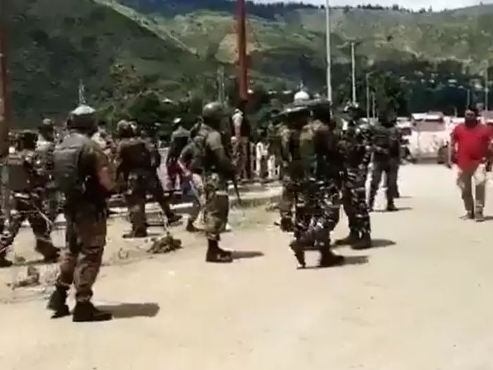 जम्मू-कश्मीर के बारामूला जिले में CRPF की नाका पार्टी पर ग्रेनेड अटैक, चार जवान और एक नागरिक घायल