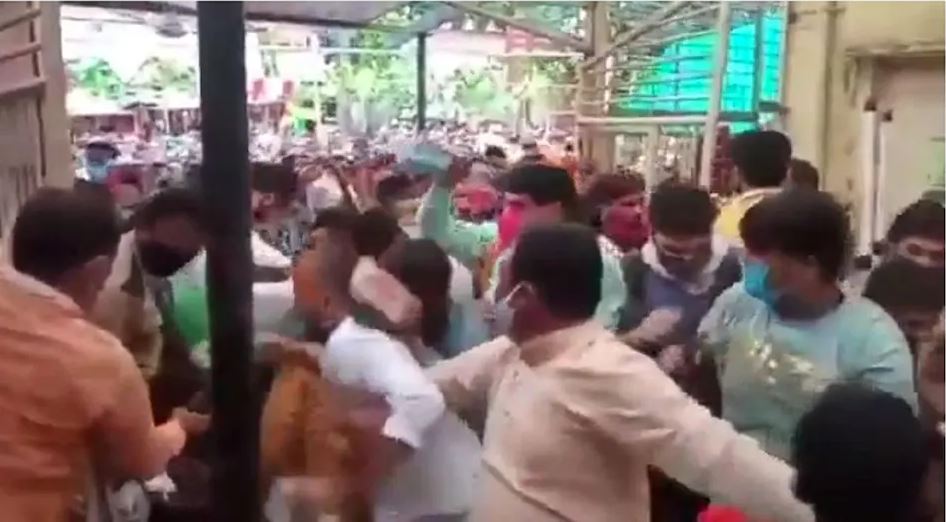 उज्जैन स्थित महाकालेश्वर मंदिर में दर्शन करने पहुंचे CM समेत कई VIP नेता, भगदड़ जैसे उत्पन्न हुए हालात