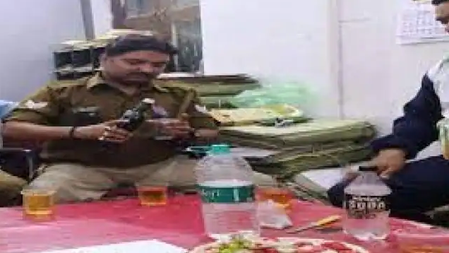 SSP ऑफिस में लड़े जाम से जाम, तस्वीर वायरल होने के बाद जानें क्या हुआ