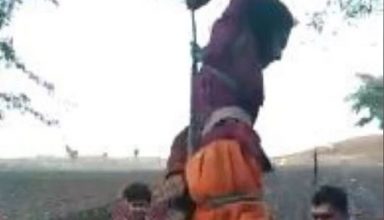 ससुराल बिना बताए मामा के घर पहुंची विवाहिता, पिता और भाइयो ने पेड़ से लटकाकर पीटा, लांघी सारी सीमाएं