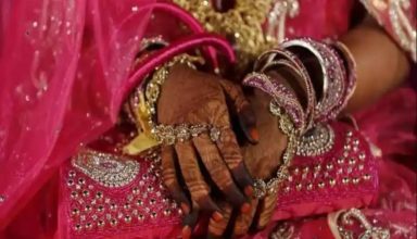 बरेली : मुंह दिखाई में गांव वालों ने सौंपी दुल्हन को ‘प्रधानी’, दुल्हन ने कराया गांव वालों को हेलीकॉप्टर दर्शन